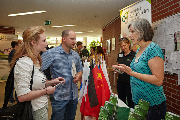 Interessierte am Stand