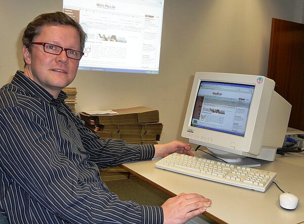 Herr Graafmann vor einem Computer