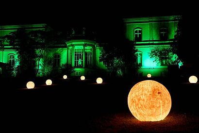 beleuchtetes Gebäude 