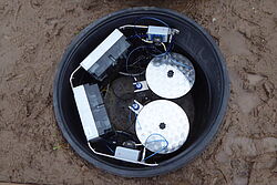 Serviceschacht mit Sickerwasserbehälter und Elektronik-Schaltschränken