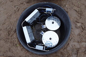 Serviceschacht mit Sickerwasserbehälter und Elektronik-Schaltschränken