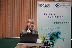 Prof. Dr. May begrüßt die Gäste