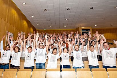 Studenten strecken die Arme zur Decke