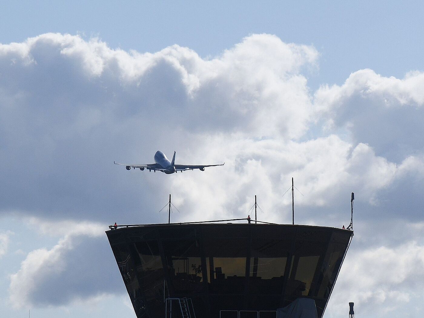 Flugzeug fliegt vom Flughafen ab