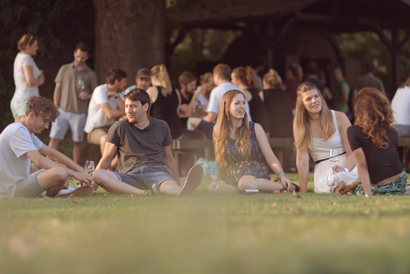 Eine Gruppe junger Menschen sitzt auf einer Wiese. © Hochschschule Geisenheim