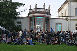 Studentenmenge draussen 