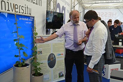 Professor erklaert Interessenten etwas