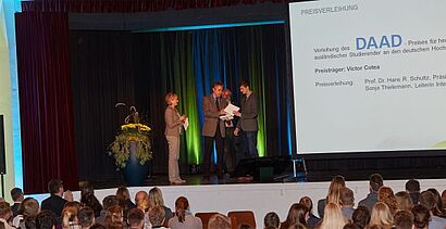 Preisverleihung auf der Bühne 