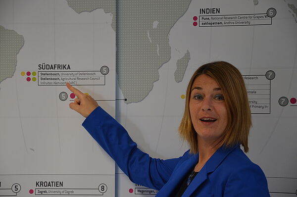 Sandra während sie etwas erklärt