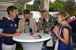 Besucher riechen an Gläsern