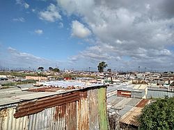 Blick über die Blechhütten (sheds) einer informellen Siedlung in einem Teil des Townships Khayelitsha nahe Kapstadt