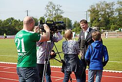 Robert Loenarz wird vor Sportplatz gefilmt