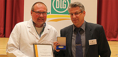 Prof. Dr. Frank Will (links) bekommt Medaille und Urkunde von Klaus Malinowsky, Vorsitzender der DLG-Kommission für Spirituosen. 