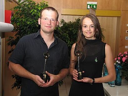 Preisträger mit Preisen in den Haenden 