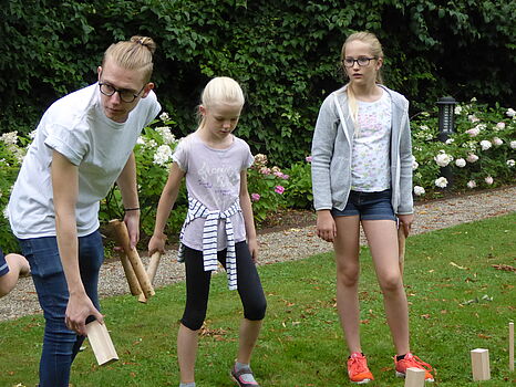 [Translate to English:] Kinder und Betreuer spielen Wikingerschach