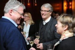 Aufnahme von lachender Gruppe