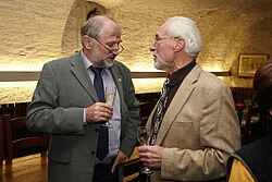 Zwei Männer stehen sich gegenüber und reden miteinander 