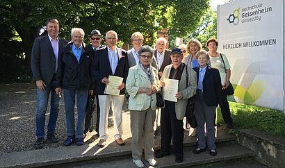 Gruppenbild langjähriger Mitglieder mit Robert Loenarz 