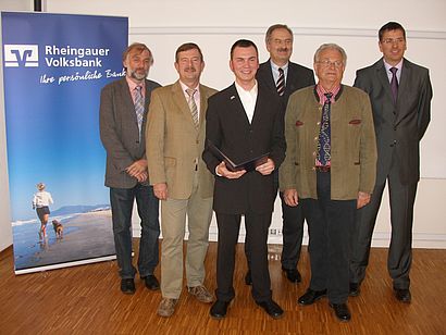 Gruppenbild mit dem Preisträger und Mitarbeiter der Volksbank