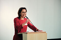 Prof. Dr. Simone Loose, Leiterin des Instituts für Wein- und Getränkewirtschaft hielt die Laudatio auf Peter Altmaier. © fair and green e.V. / mirkolux.de