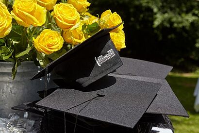 Der Alumi-Verband schenkte Akademische Hüte, eine Geisenheimer Nadel und für die Damen eine gelbe Rose