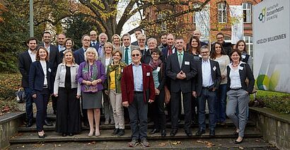 Gruppenbild auf Treppe stehend