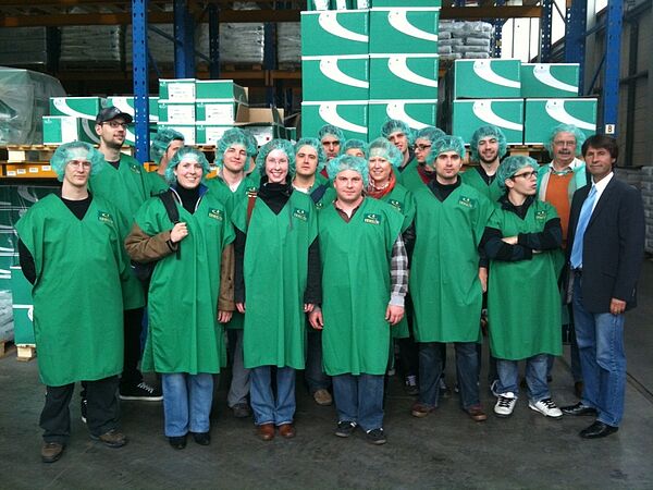 Gruppenbild in greuner Arbeitskleidung