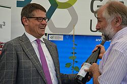 Männer stehen sich gegenüber und lachen