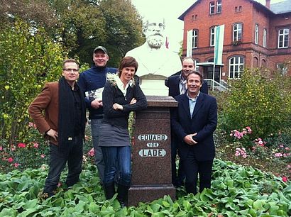 Gruppenbild mit Eduard von Lade Statue