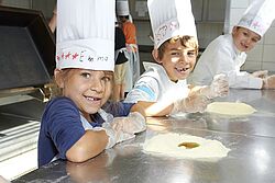 Kinder beim Zubereiten vom Essen
