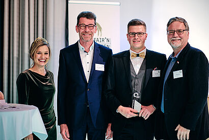 Der Geisenheimer Preisträger Yannick Feige (3.v.l.) mit seinem Laudator Prof. Dr. Eckhard Jedicke (2.v.l.) © fair and green e.V. / mirkolux.de