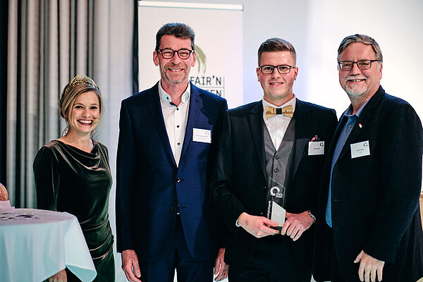 Der Geisenheimer Preisträger Yannick Feige (3.v.l.) mit seinem Laudator Prof. Dr. Eckhard Jedicke (2.v.l.) © fair and green e.V. / mirkolux.de