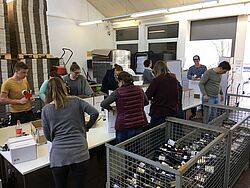 Gruppe beim Verpacken