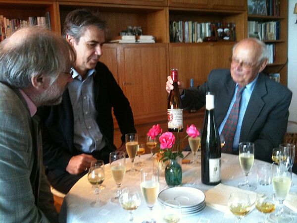 Gruppe sitzt am Tisch