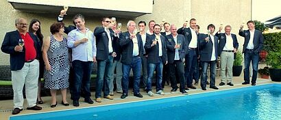 Mannschaft steht vor einem Pool