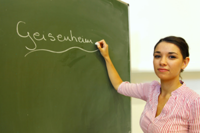 Studentin schreibt an Tafel