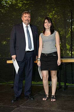 Professor und Studentin auf der Bühne 