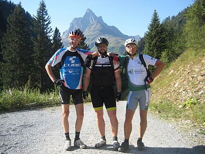 (rechts) Dipl.-Ing. Michael Ludiwg , Leiter des Getränkezentrums der Hochschule Geisenheim University (HGU)