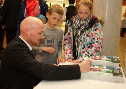 Alexander Gerst signiert das Wissenschaftsmagazin der Hochschule Geisenheim University G-FORSCHT