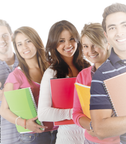 drei Mädchen und zwei Jungs stehen mit Büchern in den Armen hintereinander