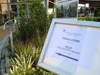 Schild in Richtung des Raumes