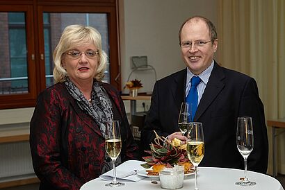 Zwei Personen stehen am Stehtisch