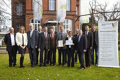 Vertragsunterzeichnung zur Kooperationsvereinbarung Olympiastützpunkt v.l.: Oliver Großmann – Stützpunkttrainer Schwimmen, Erica Fischbach – Präsidentin Hessischer Bob- und Schlittenfahrtverband, lsb h-Vizepräsident Lutz Arndt, lsb h-Präsident Rolf Müller, Bürgermeister der Stadt Geisenheim Frank Kilian, Laufbahnberater Anulf Rücker, Dr. Gunnar Wöbke – Fraport Skyliners, Hochschul-Präsident Prof. Dr. Hans Reiner Schultz, Vize-Präsident Prof. Dr. Löhnertz, Kanzlerin Marion Waldeck, AStA-Vorstand Franz Wernitsch, OSP-Leiter Werner Schaefer, Laufbahnberater Bernd Brückmann, VEG-Alumni-Präsident Robert Lönarz. 