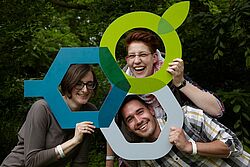 Studenten schauen durch Hochschulzeichen