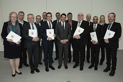 Wissenschaftsminister Boris Rhein (mitte) unterzeichnete gemeinsam mit den 13 Hochschulpräsidenten die Zielvereinbarungen für die Jahre 2016 bis 2020. © wissenschaft.hessen.de