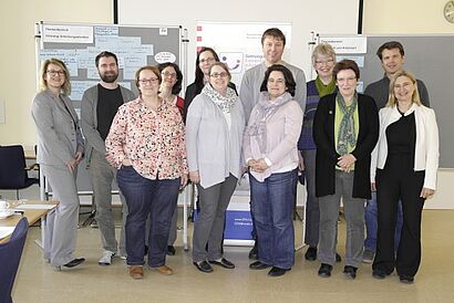 Bild: Mitarbeiter der Hochschule Geisenheim beim Workshop für das Gütesiegel „Familienfreundlicher Arbeitgeber Land Hessen“ Erste Reihe, v.l.n.r.: Frau Hoffmann-Fessner, GfA, Frau Magnus-Sohrab, Frau Volmer, Frau Szabo, Frau Prof. Dr. Hottenträger, Frau Bickert Zweite Reihe, v.l.n.r.: Herr Dr. Szolnoki, Frau Dr. Jost, Frau Schmidt-Weis, Herr Lönarz, Frau Muth, Prof. Dr. Mibus-Schoppe