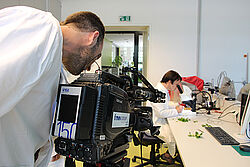 Dreh während Forschungen