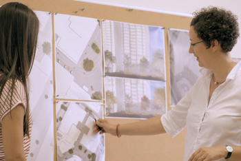 Eine Dozentin erläutert einer Studentin den Plan eines Freiraumes. © Hochschschule Geisenheim