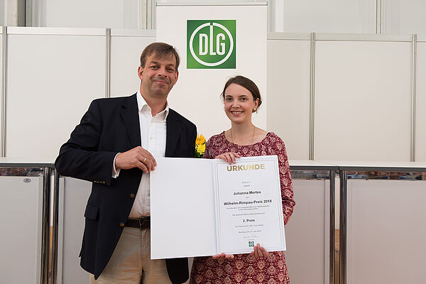 DLG-Präsident Hubertus Paetow überreicht die Urkunde an Johanna Mertes © DLG