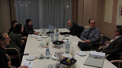 Gruppe sitzt am Tisch